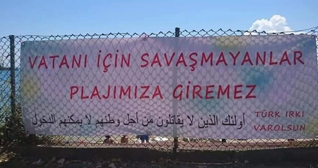 Sinop Plajı'na Bu Pankart Asıldı 