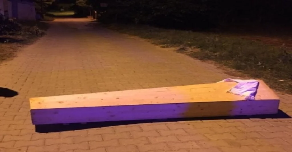 Sokak Ortasında Boş Tabut