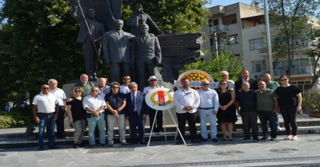 Sökede Gazeteciler Atatürk Anıtına Çelenk Sundu