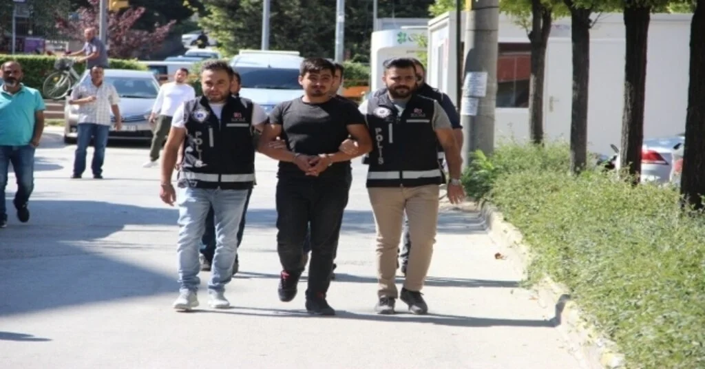 Sosyal Medyadan Silah Kaçakçılığı Yapan Şahıslar Yakalandı