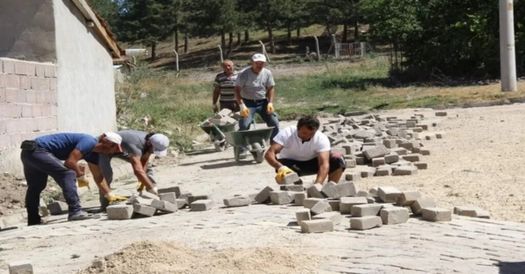 Şuhut Belediyesi Çevre Düzenleme Çalışmalarına Devam Ediyor