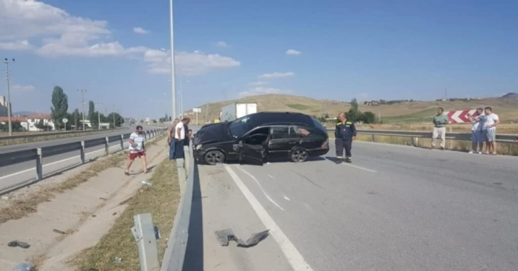 Sungurluda İki Otomobil Çarpıştı: 4 Yaralı
