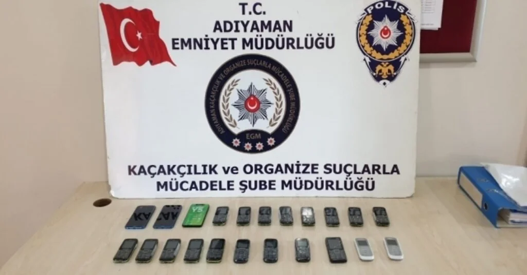 Şüpheli Otomobilde Kaçak Cep Telefonları Ele Geçirildi