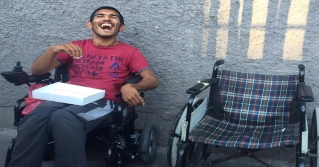Suriyeli Engelli Gencin Akülü Sandalye Heyecanı