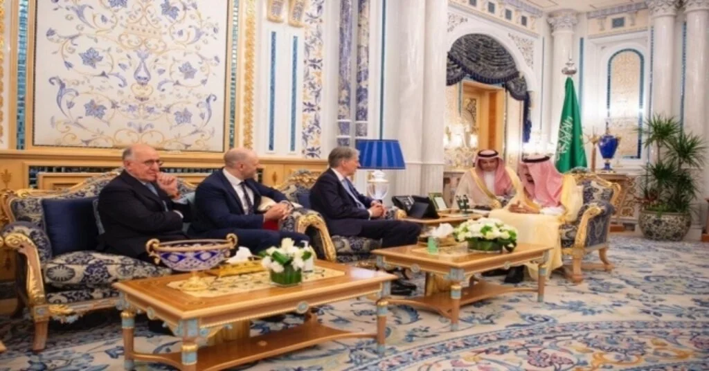 Suudi Arabistan Kralı, İngiliz Maliye Bakanı İle Görüştü