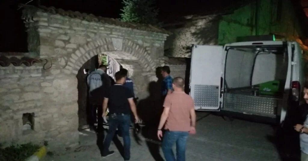 Tarihi Bina İçerisinde İpe Asılı Halde Bulundu