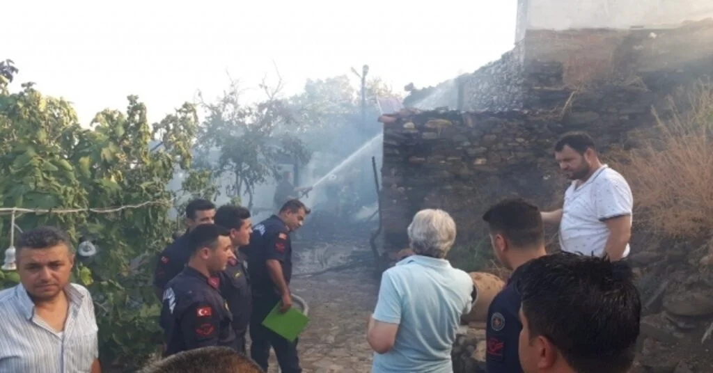 Tarihi Mahalle Birgide Korkutan Yangın: 1 Yaralı