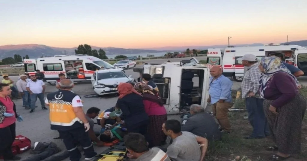 Tarım İşçilerini Taşıyan Minibüs Otomobille Çarpıştı: 11 Yaralı