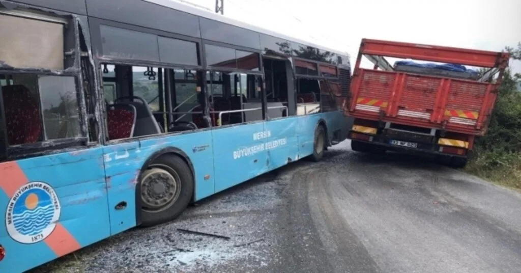 Tarsusta Belediye Otobüsü Kaza Yaptı: 2 Yaralı