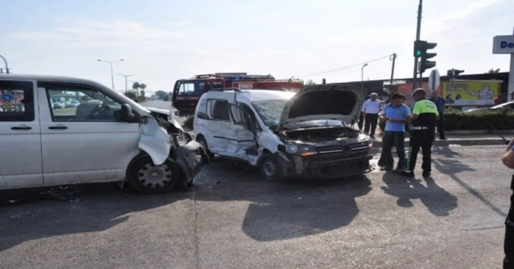Tarsusta Trafik Kazasında: 2 Yaralı