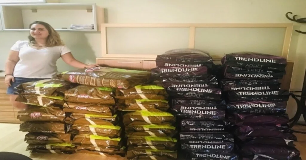 Tartıştığı Komşusuyla Uzlaşma Yoluna Gidip 600 Kilo Kedi Ve Köpek Maması Aldı