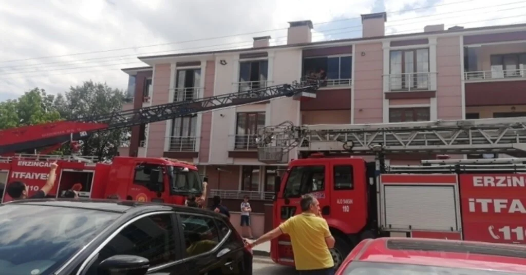 Tatile Giden Ailenin Evlerinde Yangın Çıktı