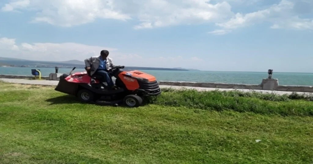 Tatvan Belediyesinden Çimlendirme Çalışması