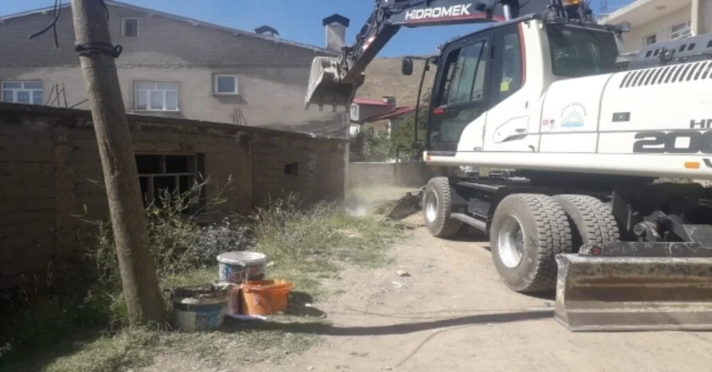 Tatvanda Metruk Yapılan Yıktırılıyor