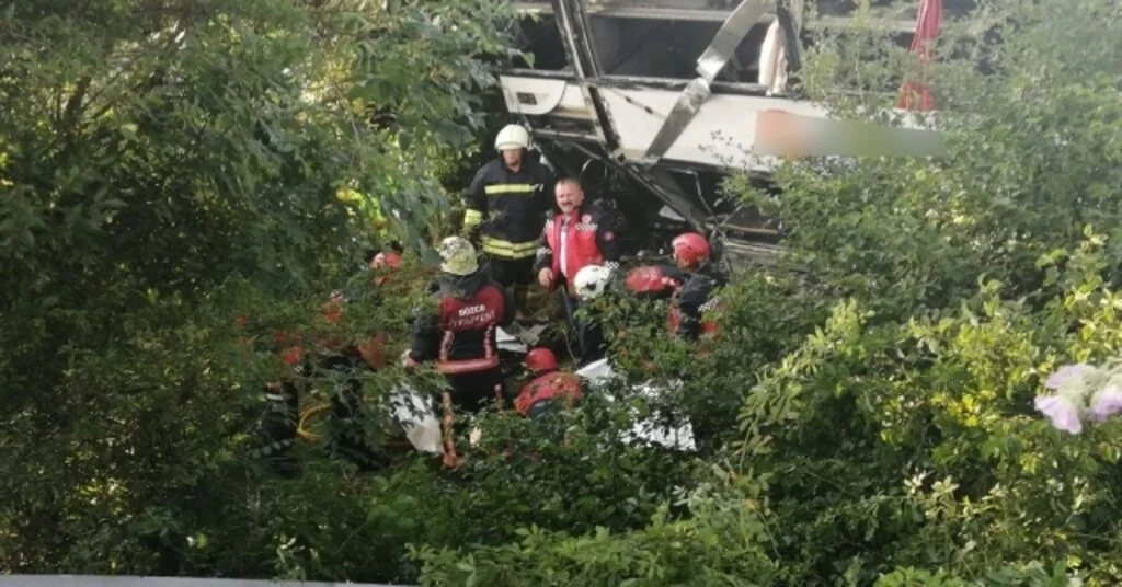 Tem Otoyolunda Feci Kaza: 1 Ölü, 7 Yaralı