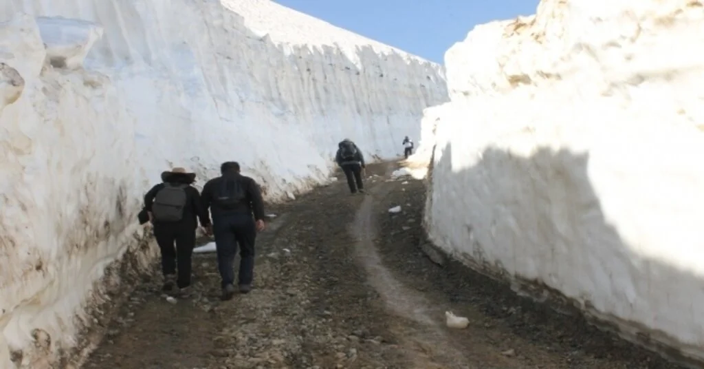 Temmuz Ayında İnsan Boyunu Aşan Kar Kütleleri Arasında Yürüyüş