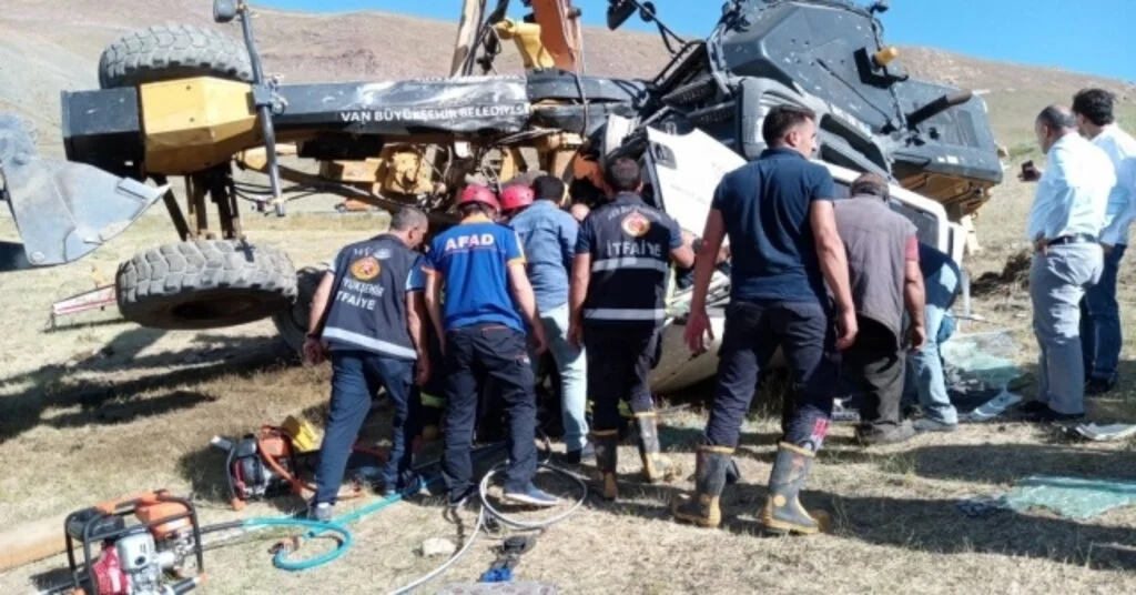 Tırda Sıkışan Yaralı, 3 Saatlik Çalışma Sonucu Kurtarıldı