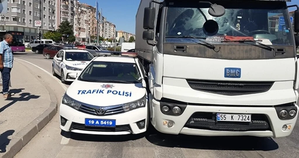 Tırın sıkıştırdığı polis otosunu vatandaşlar kurtardı 