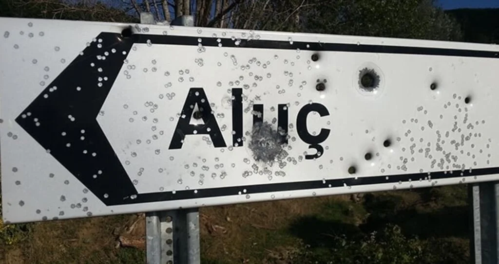 Tokat’ta yön levhaları  hedef tahtası oldu
