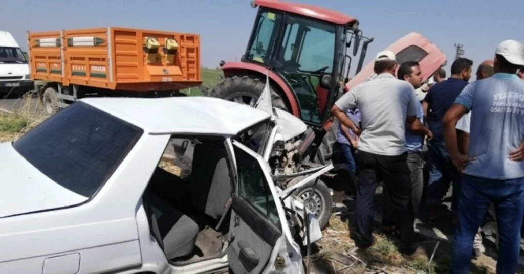 Traktör İle Otomobil Çarpıştı: 1 Ölü