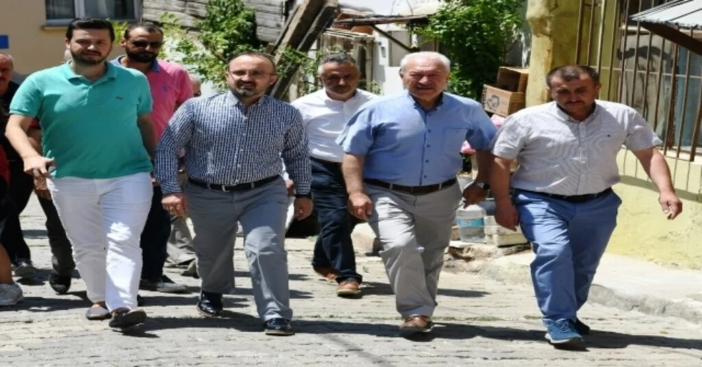 Turan, Lapsekide Teşkilat İle Birlikte Halk Pazarını Gezdi