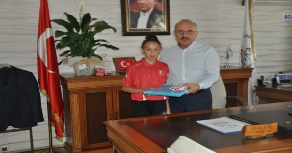 Türkiye Şampiyonu Tekvandocu Yangın, İlçe Milli Eğitim Müdürü Mahmut Demiri Ziyaret Etti