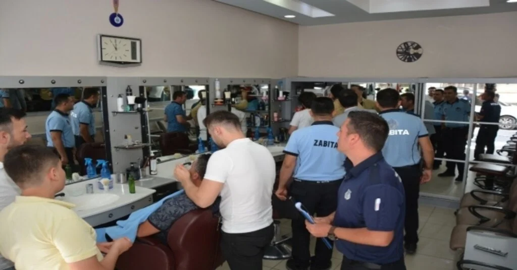 Uşakta Zabıta Ekipleri Erkek Kuaförlerini Denetledi