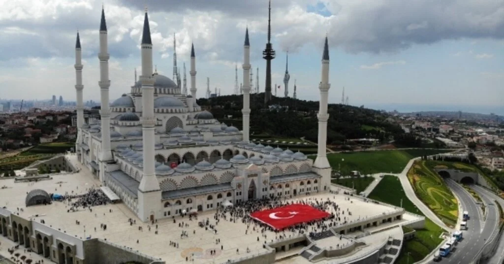 Üsküdarda Yaz Kuran Kurslarına Dev Bayrakla Veda Edildi