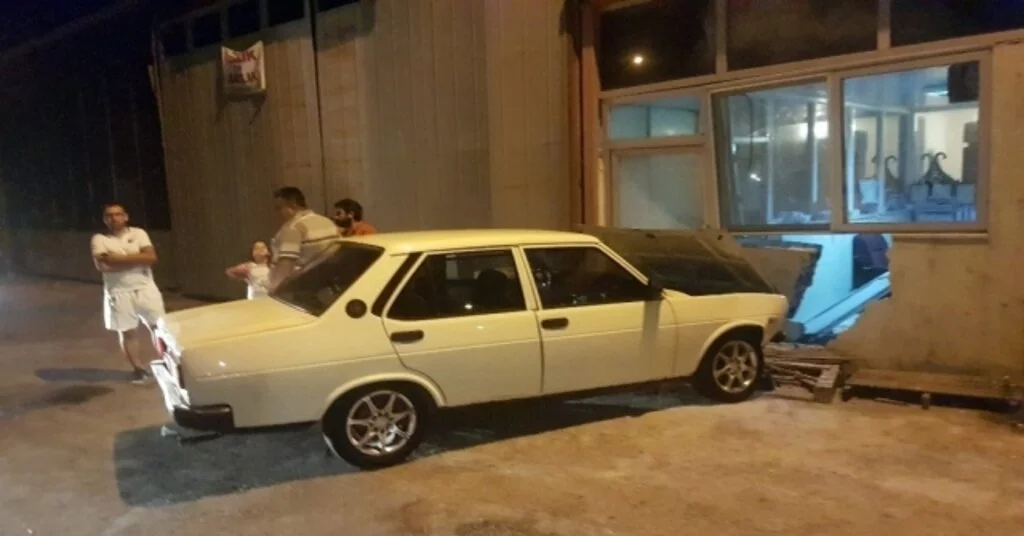 Ustasının Aracını Kaçırıp Lokumcudan İçeri Girdiler