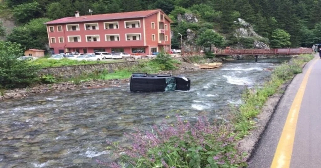 Uzungölde Kontrolden Çıkan Araç Dereye Uçtu: 1 Yaralı