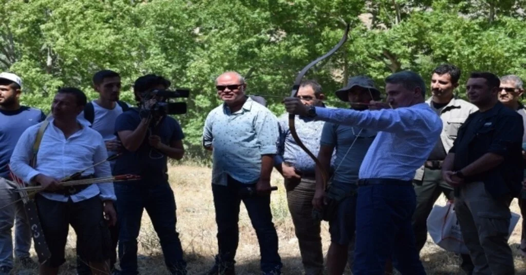 Vali Baruş Fotokampta Ok Attı
