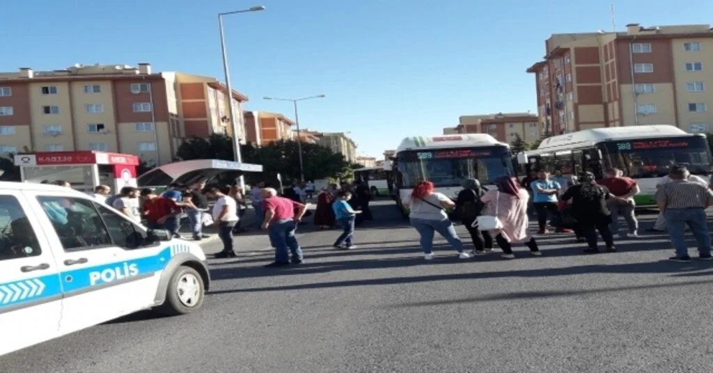 Vatandaşlar Yol Kesti, Halk Otobüslerini Geri İstedi