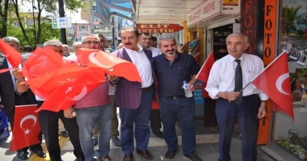 Vatandaşlara Bayrak Dağıtıldı