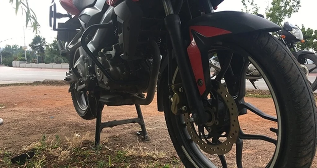 Virajı alamayan motosikletli metrelerce sürüklendi