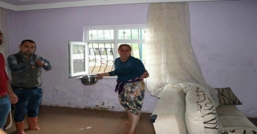 Yağmurda Patlayan Lağım Suları Eve Doldu
