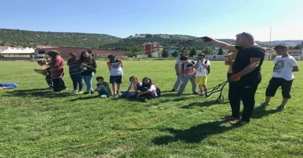 Yamaç Paraşütü İle Öğrencilere Farkındalık Eğitimi