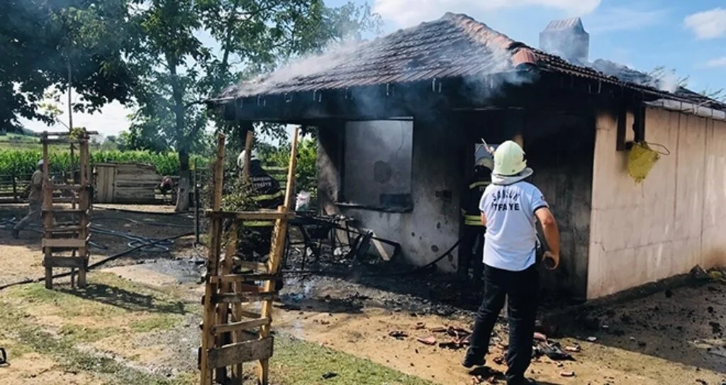 Yangın, tek katlı  evi kül etti 