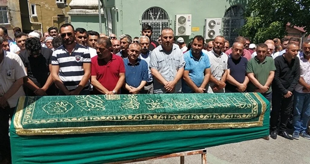 Yangında hayatını kaybeden iş yeri sahibi toprağa verildi
