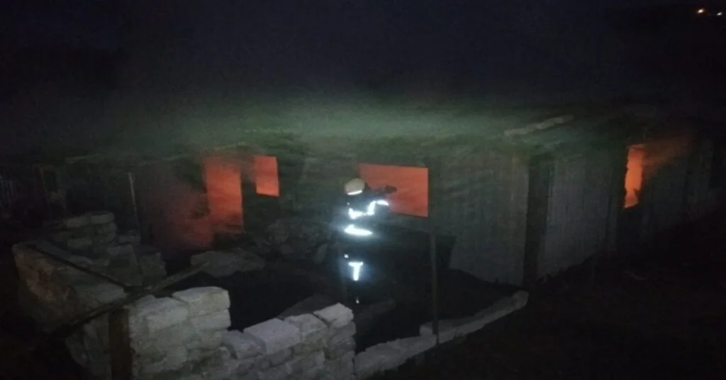 Yangında Külde Dönen Prefabrike Evdeki Aile Son Anda Kurtuldu