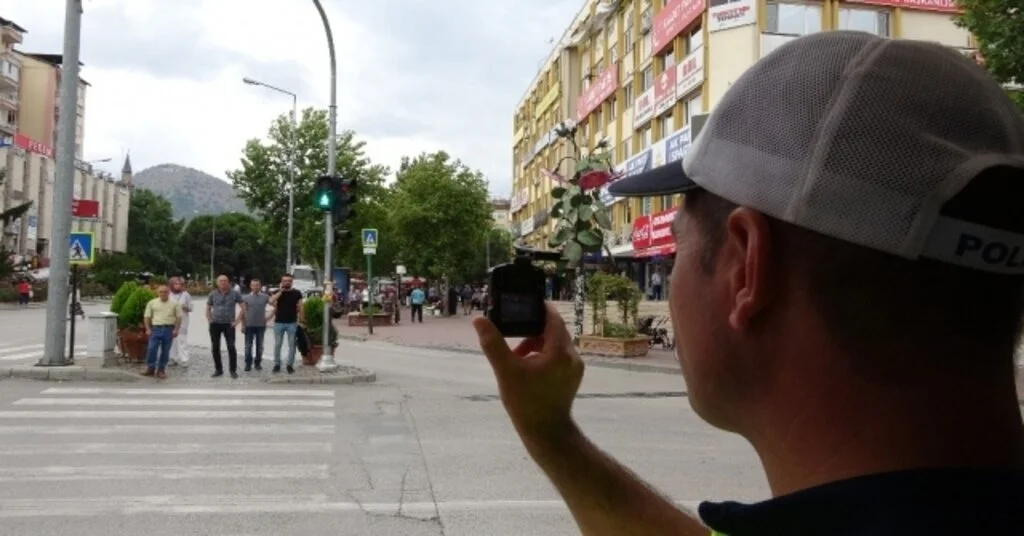 Yayalar İçin ‘Kırmızı Alarm, Kamerayla Kayıt Altına Alarak Tek Tek Ceza Yazdılar