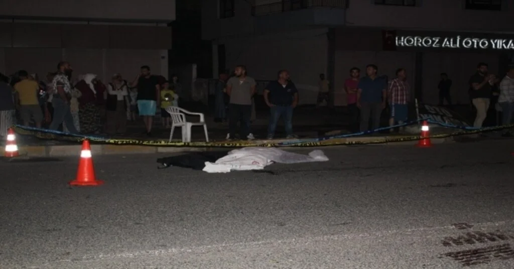 Yayalara Çarpan Otomobil Ters Şeride Geçerek Başka Bir Otomobil İle Çarpıştı: 2 Ölü 1 Yaralı