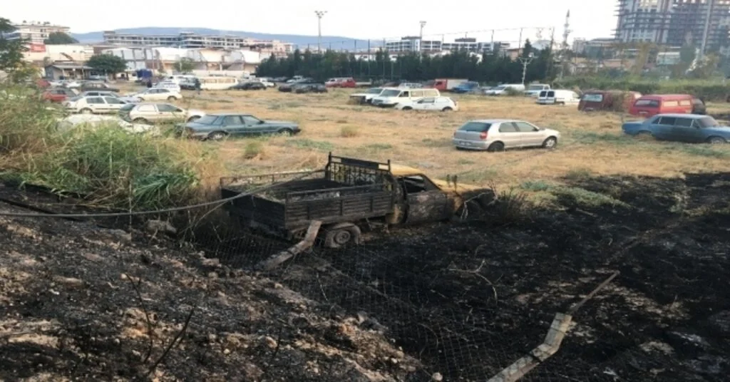 Yediemin Deposunda Çıkan Yangında Araçlar Kül Oldu
