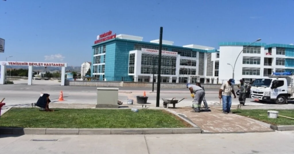 Yeni Hastane Önüne Bas-Geç Trafik Işıkları Monte Ediliyor