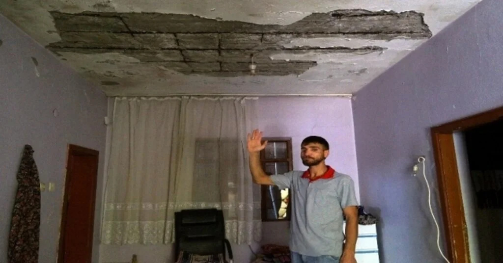 Yıkılma Tehlikesi Bulunan Evde Çocuklarıyla Birlikte Yaşama Tutunmaya Çalışıyor