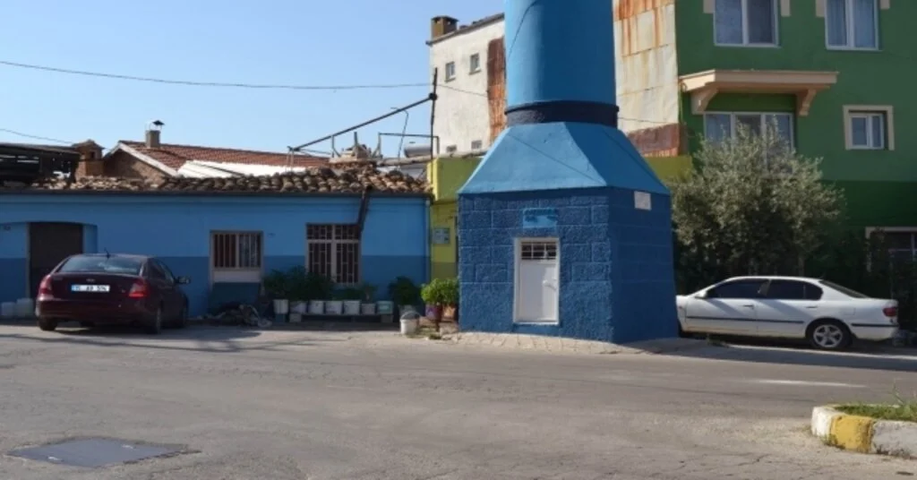 Yol Ortasında Kalan Minare Görenleri Şaşkına Çeviriyor