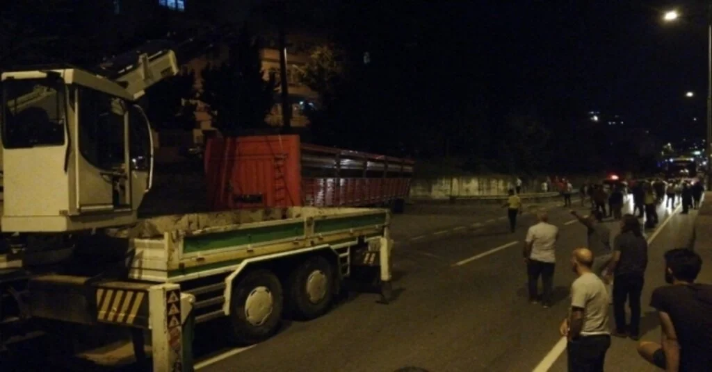 Yolun Ortasında Kalan Dorse, D130 Karayolunu Trafiğe Kapattı
