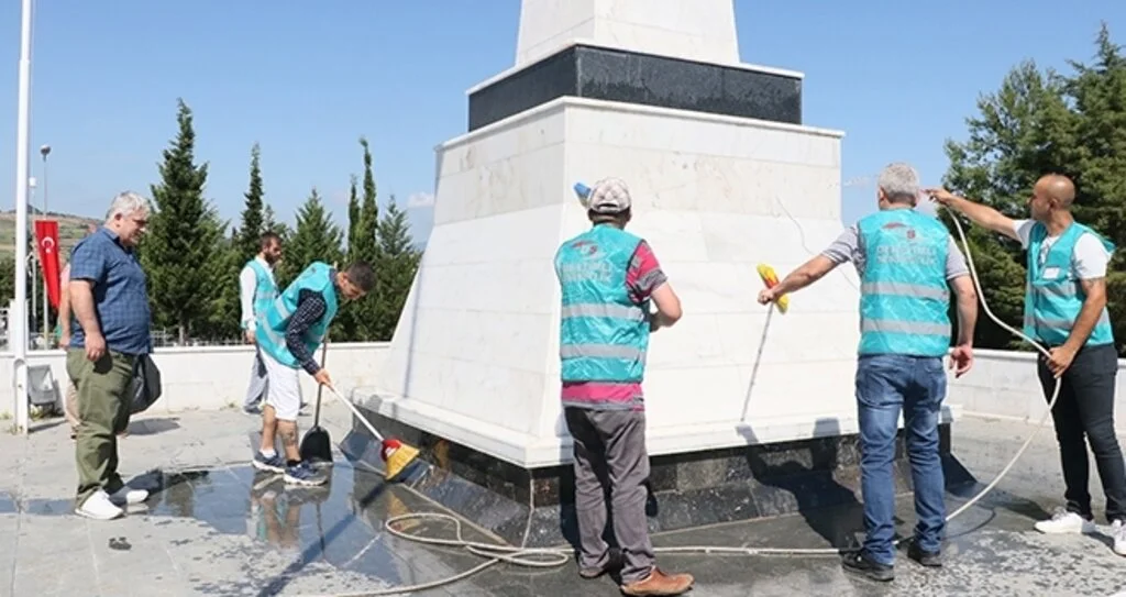 Yükümlüler şehitlikte görev yaptı