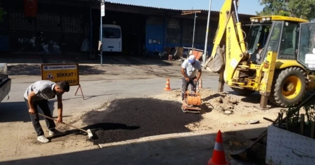 Yunusemre Küçük Sanayi Sitesi Yollarını Düzenliyor^