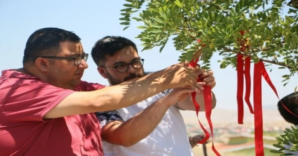 Ziçevli Öğrenciler ‘Sevgi Dileği Ağacında Umutlarını Tazelediler