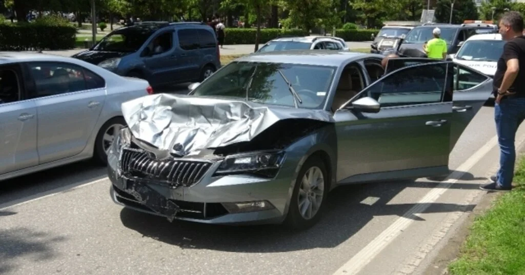 Zırhlı Özel Hareket Aracına Çarpan Otomobilde Büyük Hasar Meydana Geldi